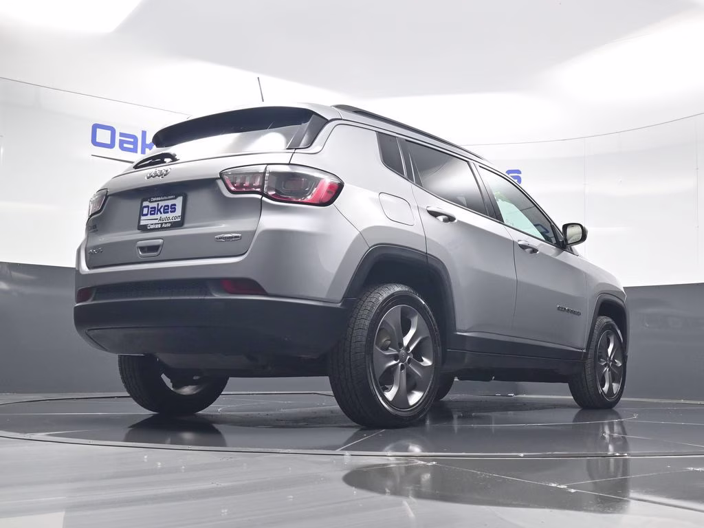 2022 Billet Silver Metallic Clearcoat Jeep Compass Latitude Lux 4X4 SUV