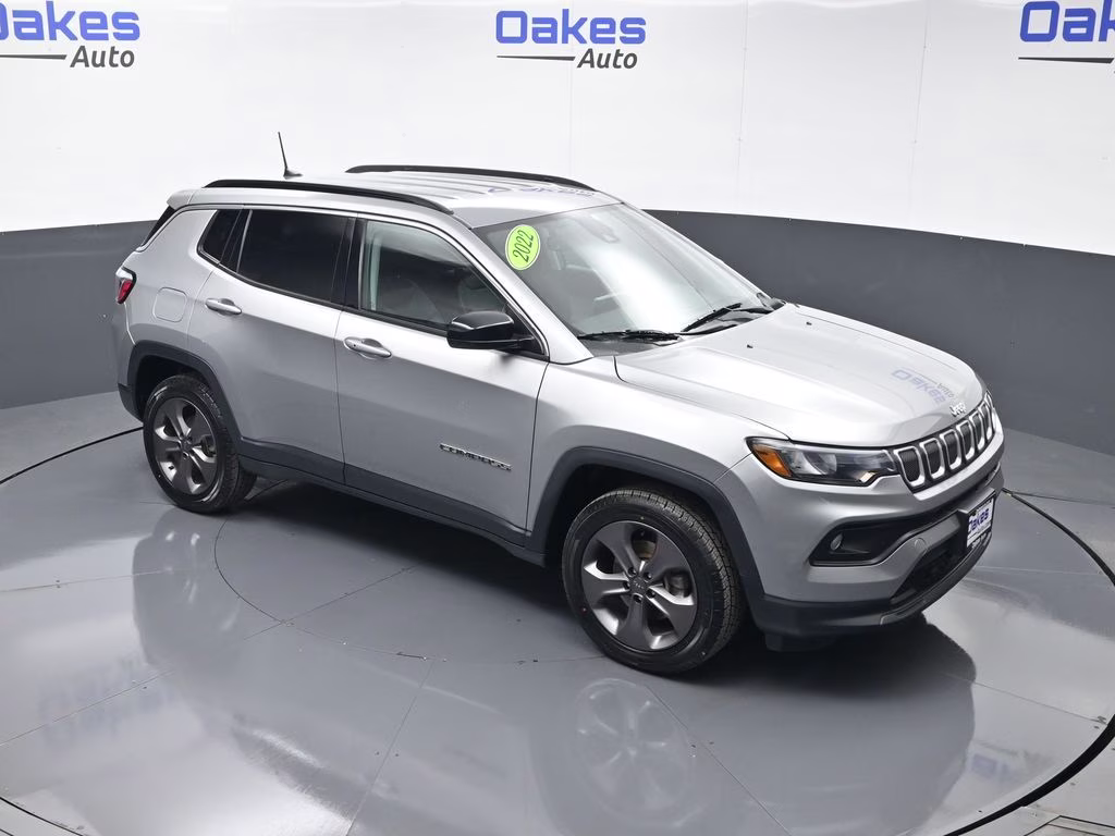 2022 Billet Silver Metallic Clearcoat Jeep Compass Latitude Lux 4X4 SUV