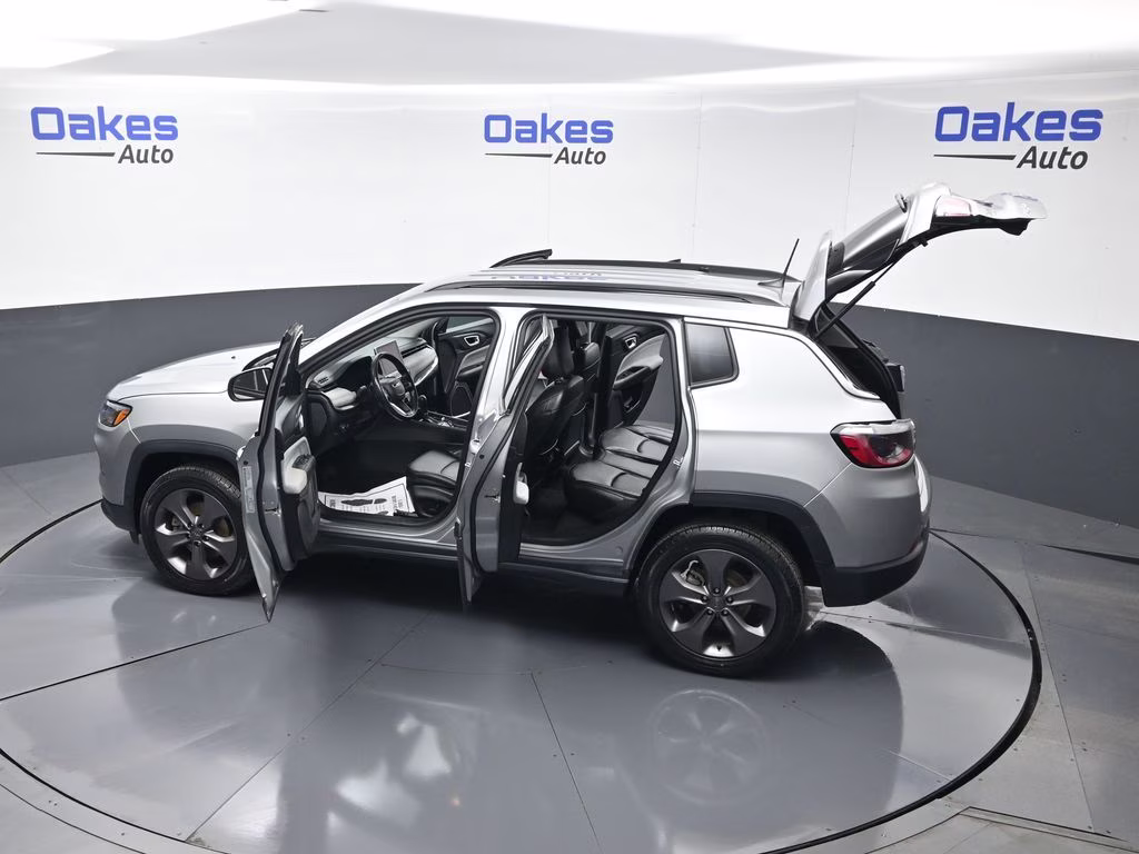 2022 Billet Silver Metallic Clearcoat Jeep Compass Latitude Lux 4X4 SUV