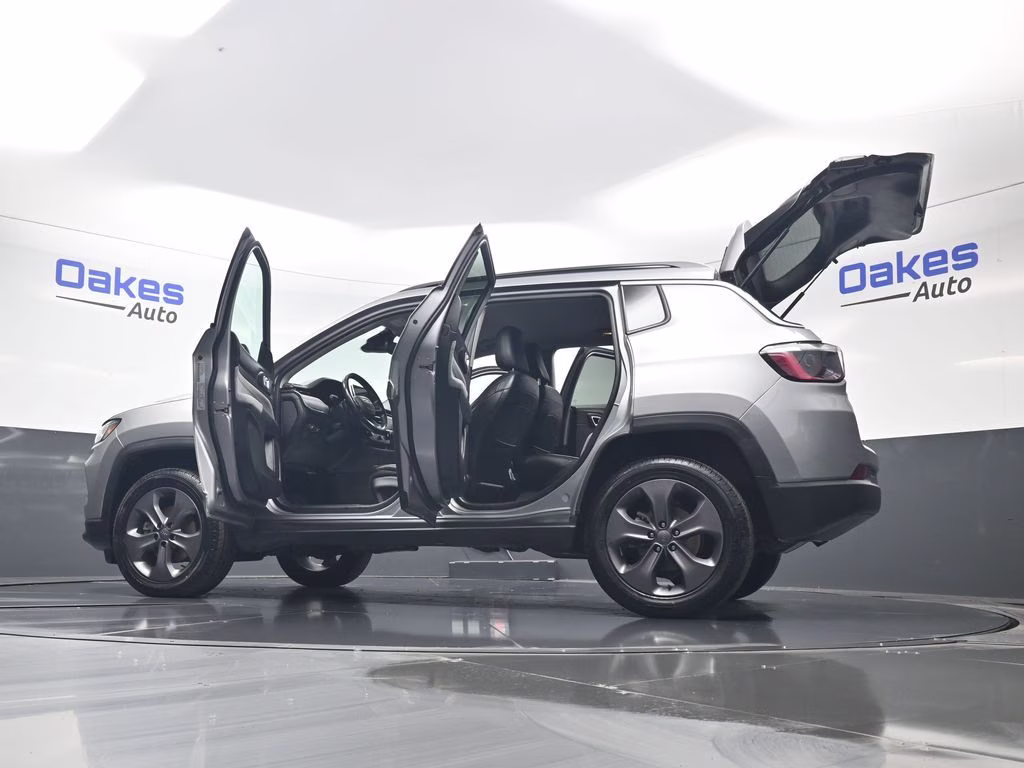 2022 Billet Silver Metallic Clearcoat Jeep Compass Latitude Lux 4X4 SUV