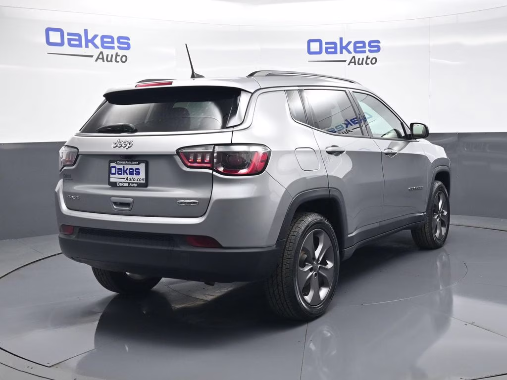 2022 Billet Silver Metallic Clearcoat Jeep Compass Latitude Lux 4X4 SUV