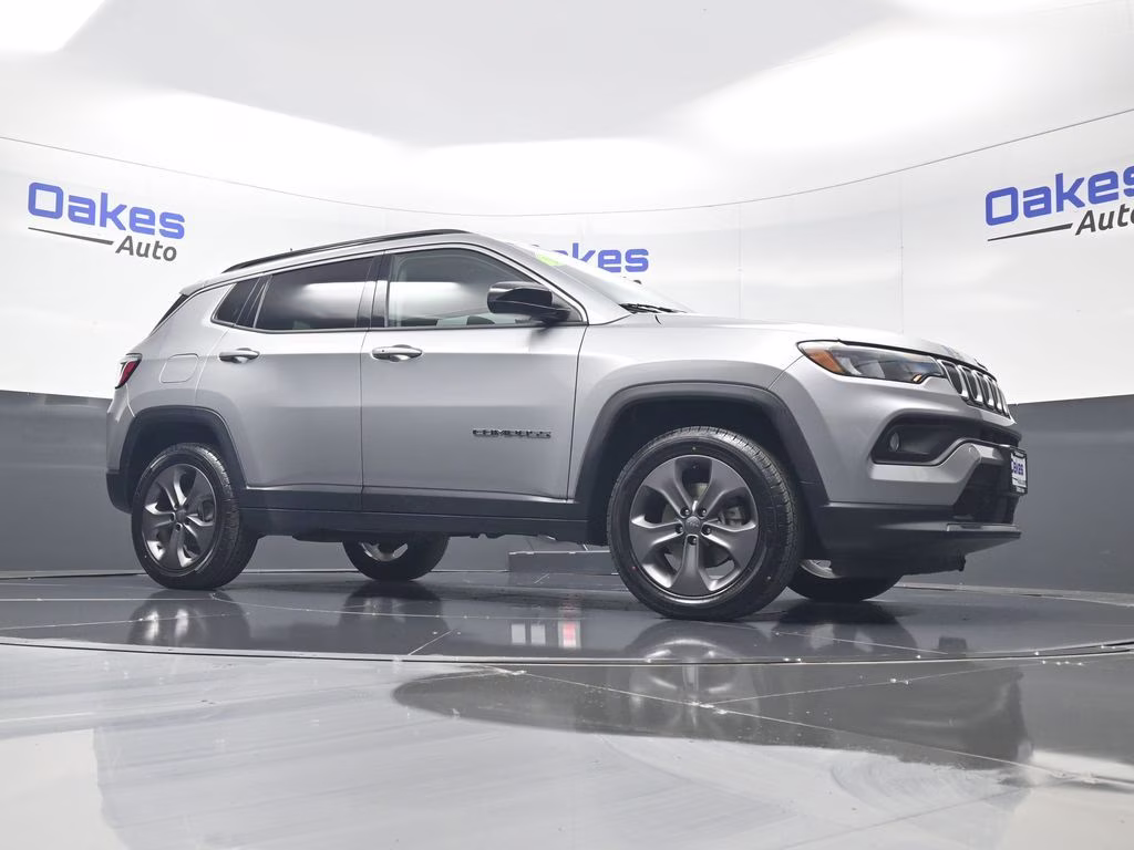 2022 Billet Silver Metallic Clearcoat Jeep Compass Latitude Lux 4X4 SUV