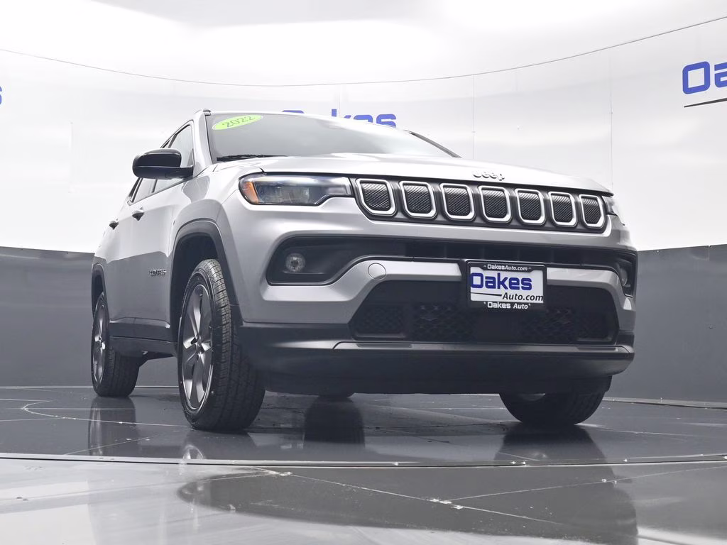 2022 Billet Silver Metallic Clearcoat Jeep Compass Latitude Lux 4X4 SUV