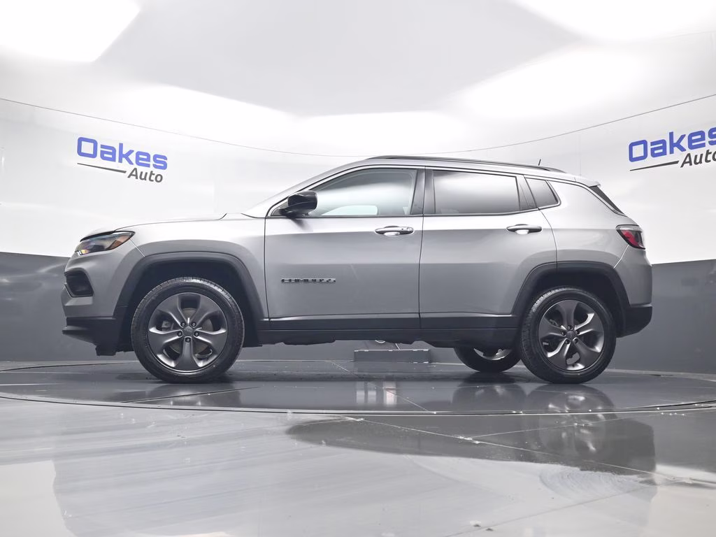 2022 Billet Silver Metallic Clearcoat Jeep Compass Latitude Lux 4X4 SUV