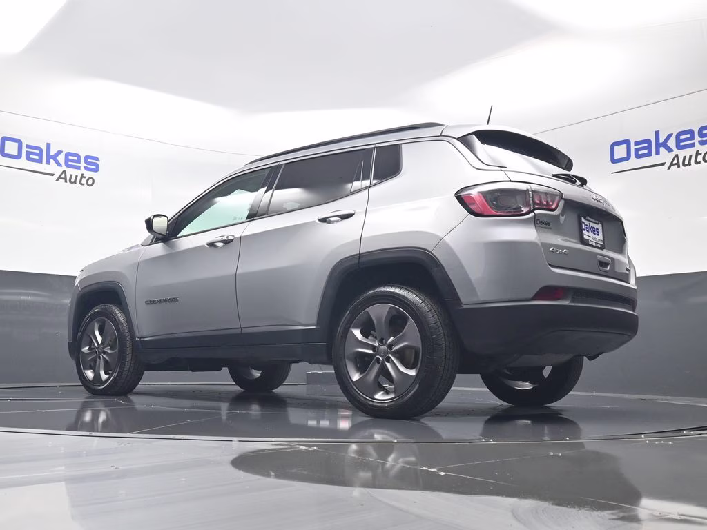 2022 Billet Silver Metallic Clearcoat Jeep Compass Latitude Lux 4X4 SUV