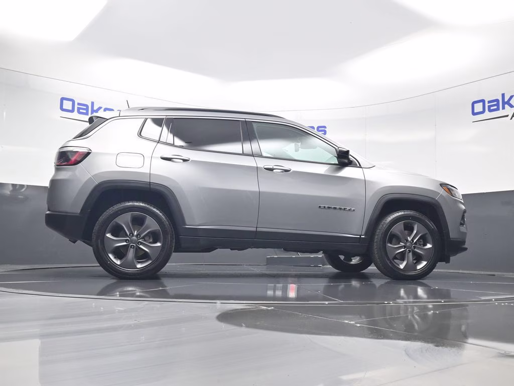 2022 Billet Silver Metallic Clearcoat Jeep Compass Latitude Lux 4X4 SUV