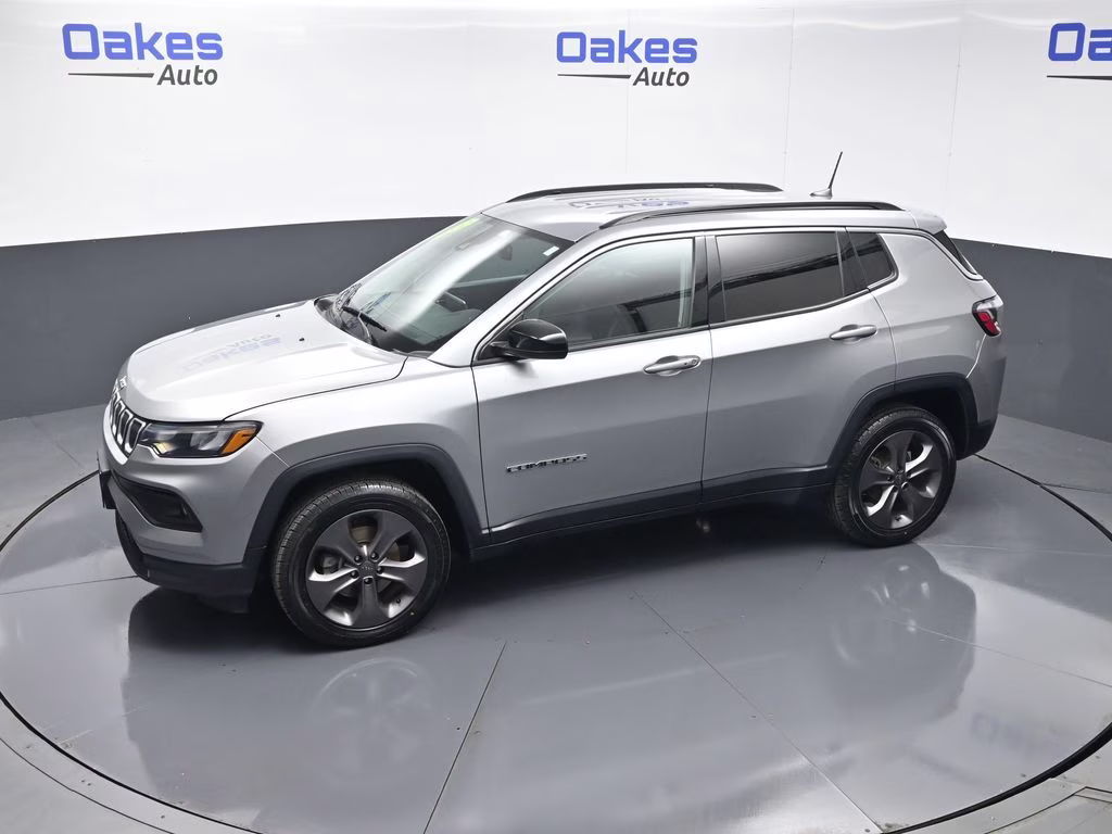 2022 Billet Silver Metallic Clearcoat Jeep Compass Latitude Lux 4X4 SUV
