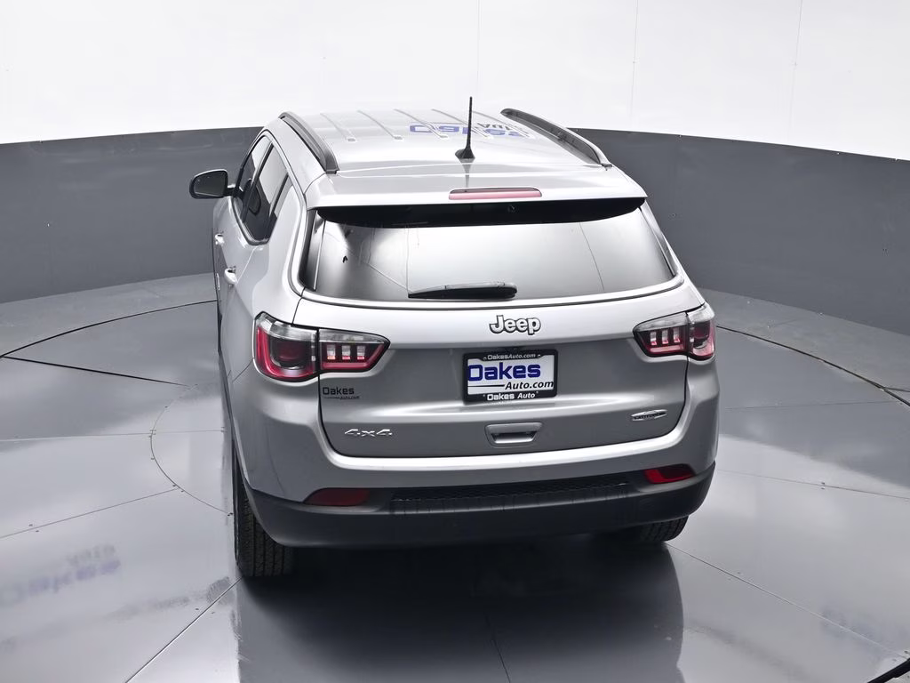 2022 Billet Silver Metallic Clearcoat Jeep Compass Latitude Lux 4X4 SUV