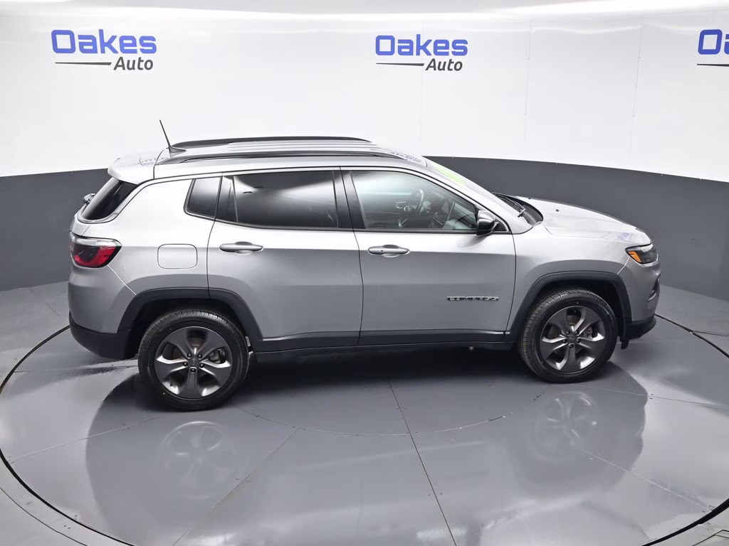 2022 Billet Silver Metallic Clearcoat Jeep Compass Latitude Lux 4X4 SUV