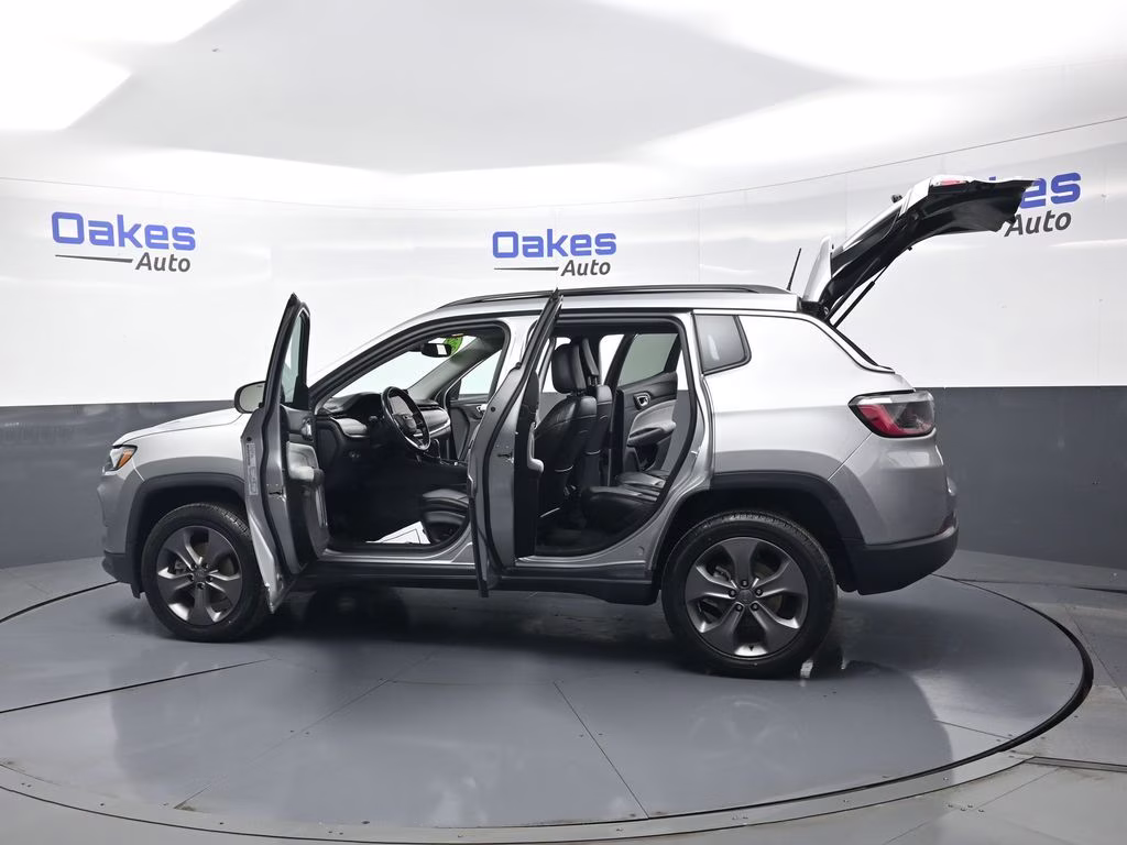 2022 Billet Silver Metallic Clearcoat Jeep Compass Latitude Lux 4X4 SUV