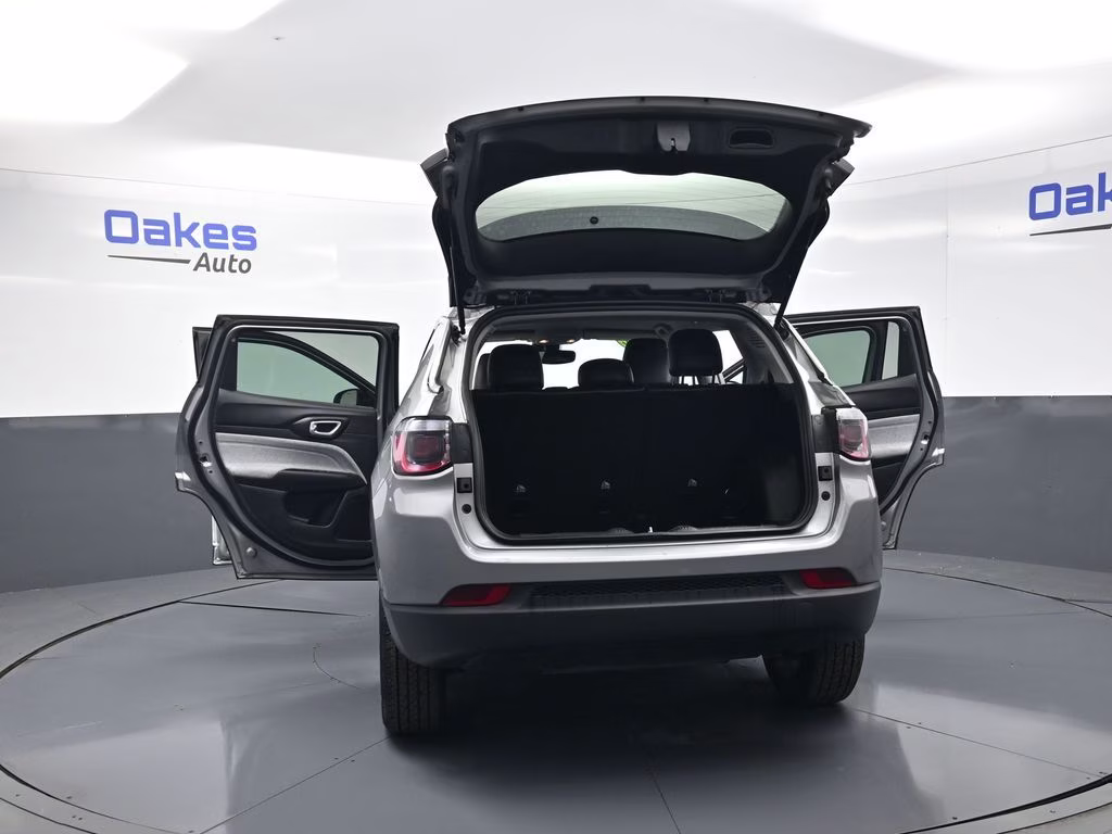 2022 Billet Silver Metallic Clearcoat Jeep Compass Latitude Lux 4X4 SUV