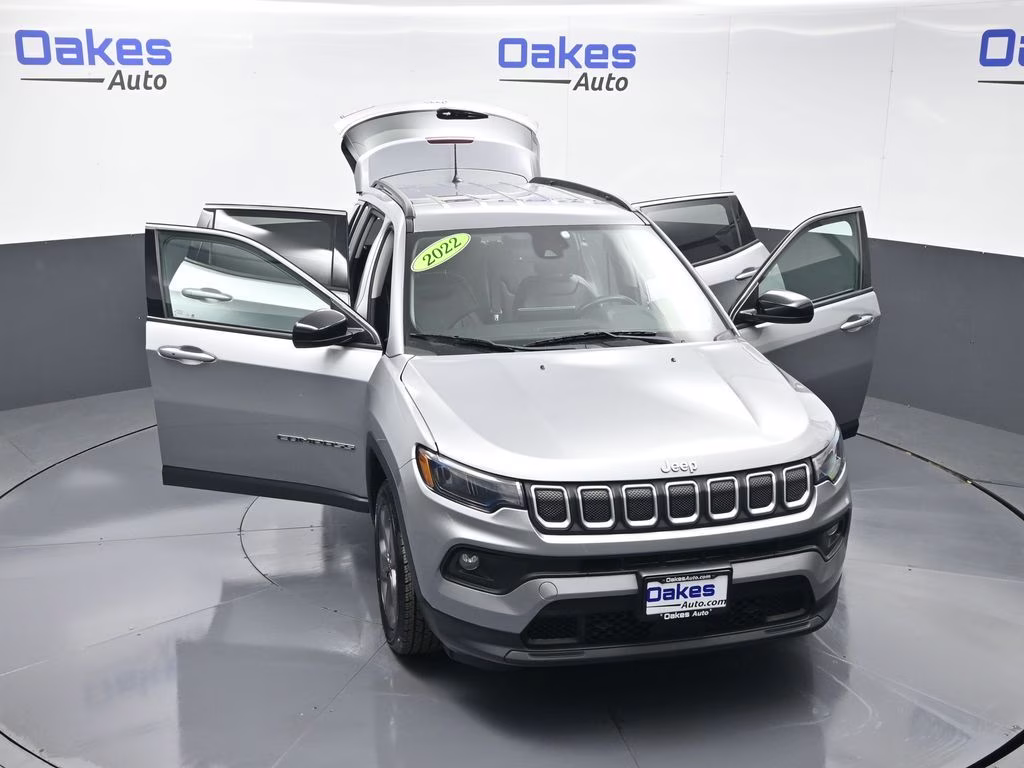 2022 Billet Silver Metallic Clearcoat Jeep Compass Latitude Lux 4X4 SUV