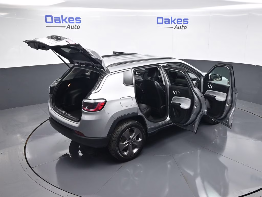 2022 Billet Silver Metallic Clearcoat Jeep Compass Latitude Lux 4X4 SUV