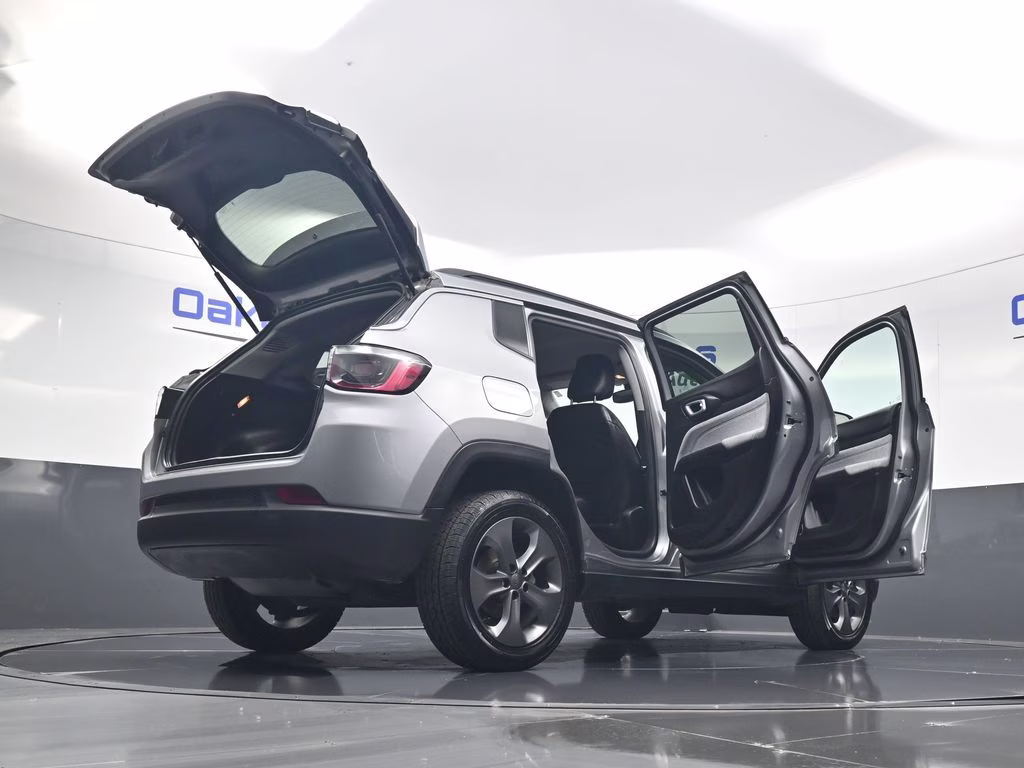 2022 Billet Silver Metallic Clearcoat Jeep Compass Latitude Lux 4X4 SUV