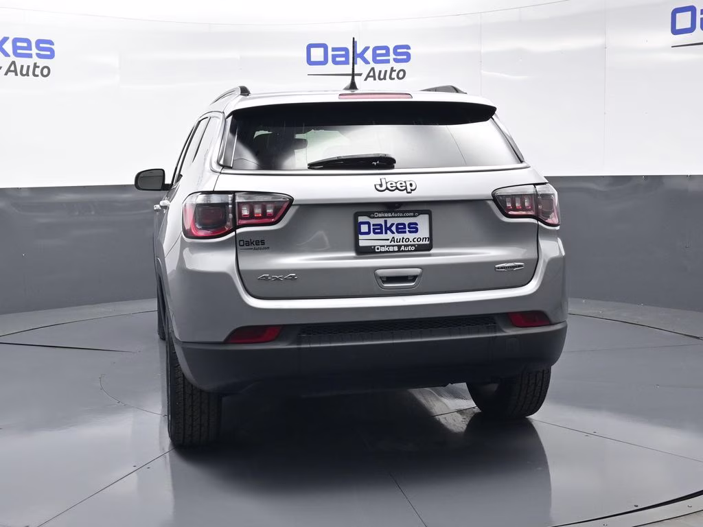 2022 Billet Silver Metallic Clearcoat Jeep Compass Latitude Lux 4X4 SUV