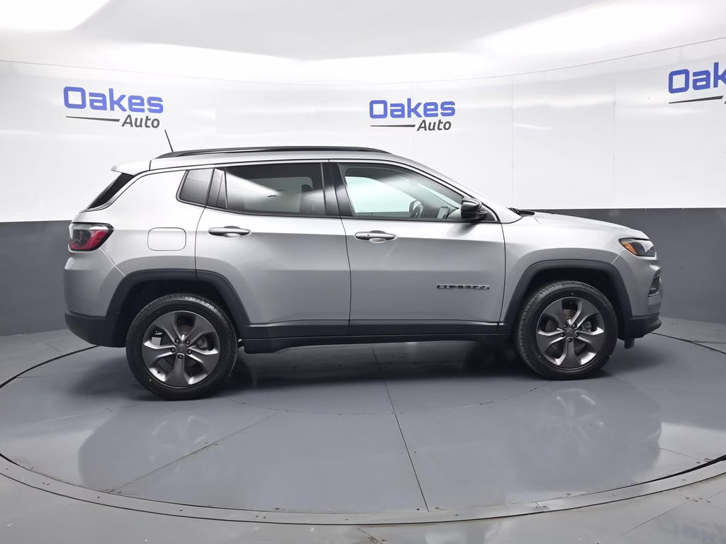 2022 Billet Silver Metallic Clearcoat Jeep Compass Latitude Lux 4X4 SUV