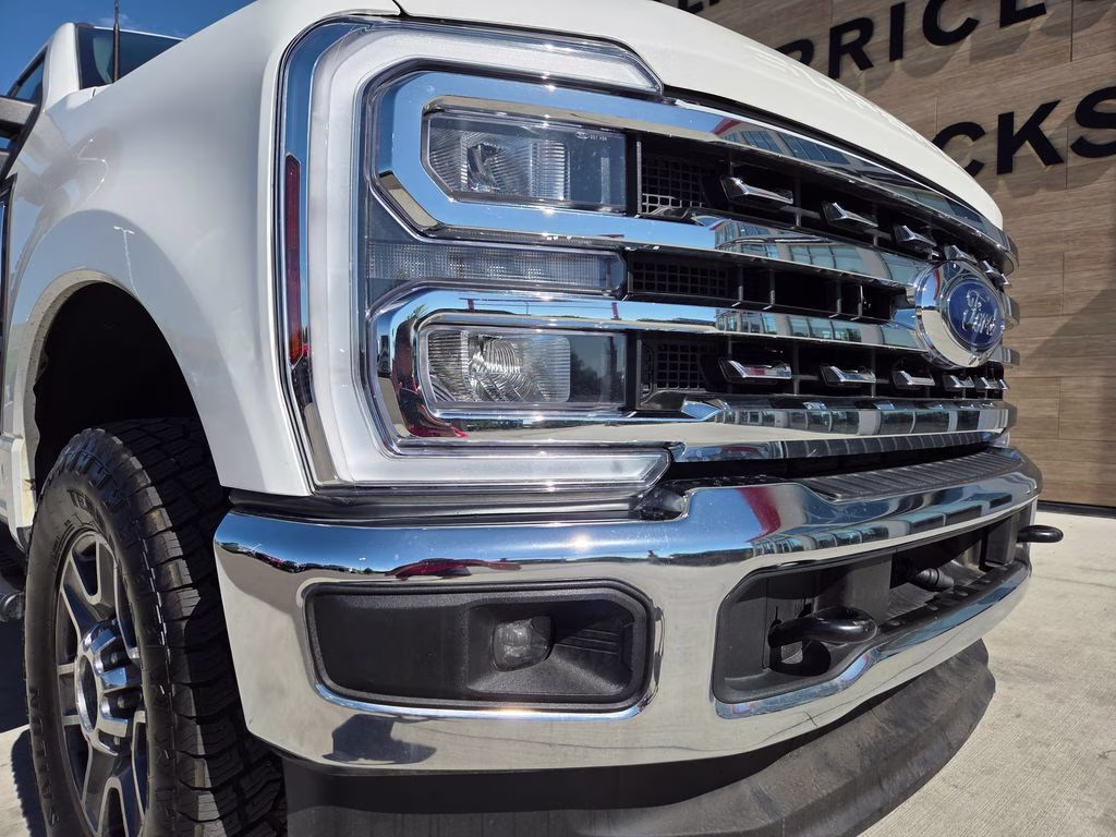 2024 White Ford Super Duty F-350 SRW Lariat 4X4 Truck