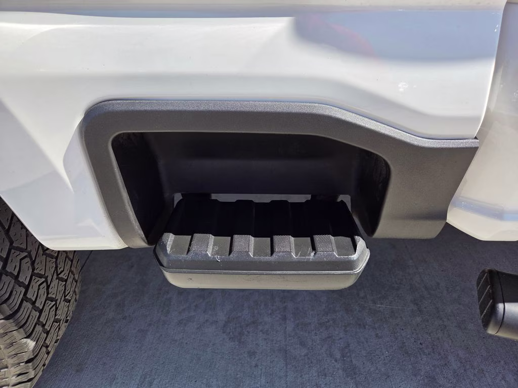 2024 White Ford Super Duty F-350 SRW Lariat 4X4 Truck