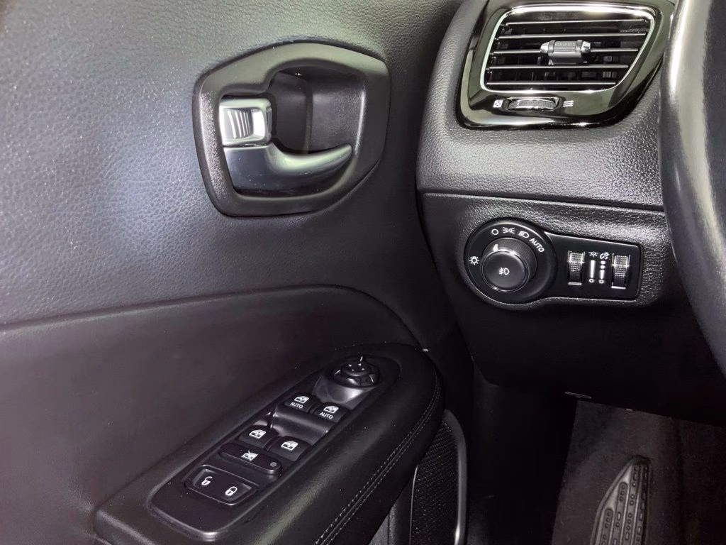 2020 Diamond Black Crystal Pearlcoat Jeep Compass Altitude FWD SUV