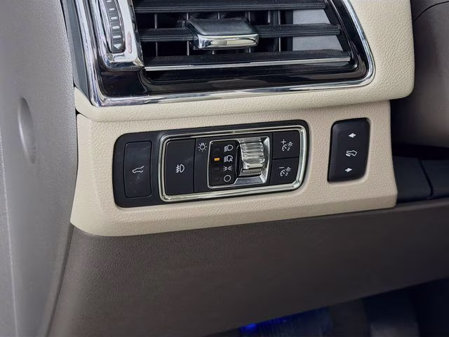 2022 Pearl Metallic Lincoln Navigator Reserve 4X4 SUV