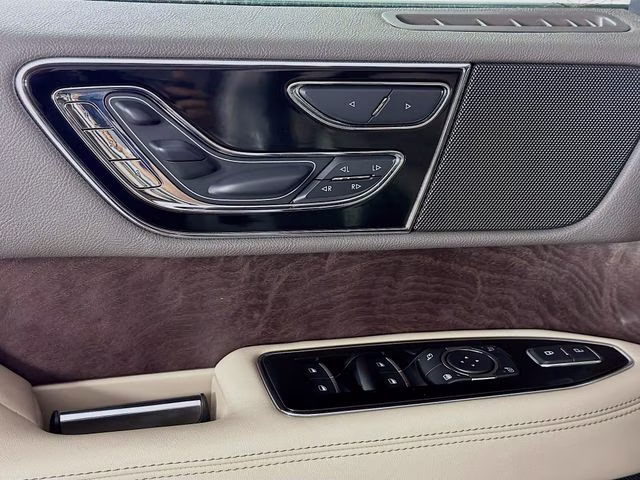 2022 Pearl Metallic Lincoln Navigator Reserve 4X4 SUV