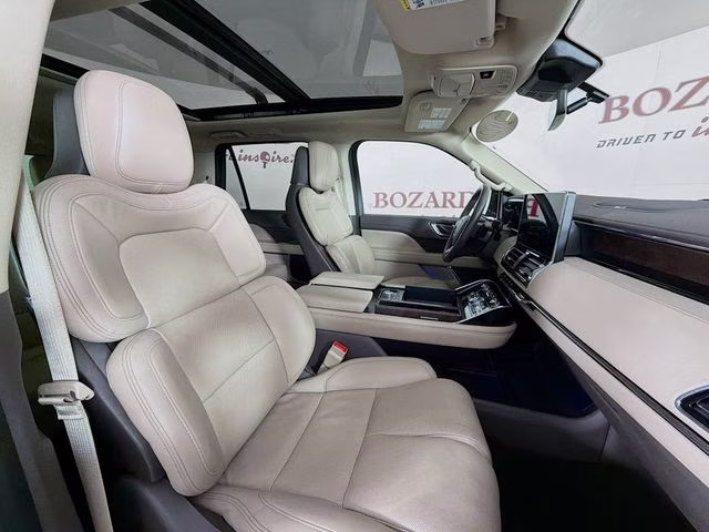 2022 Pearl Metallic Lincoln Navigator Reserve 4X4 SUV