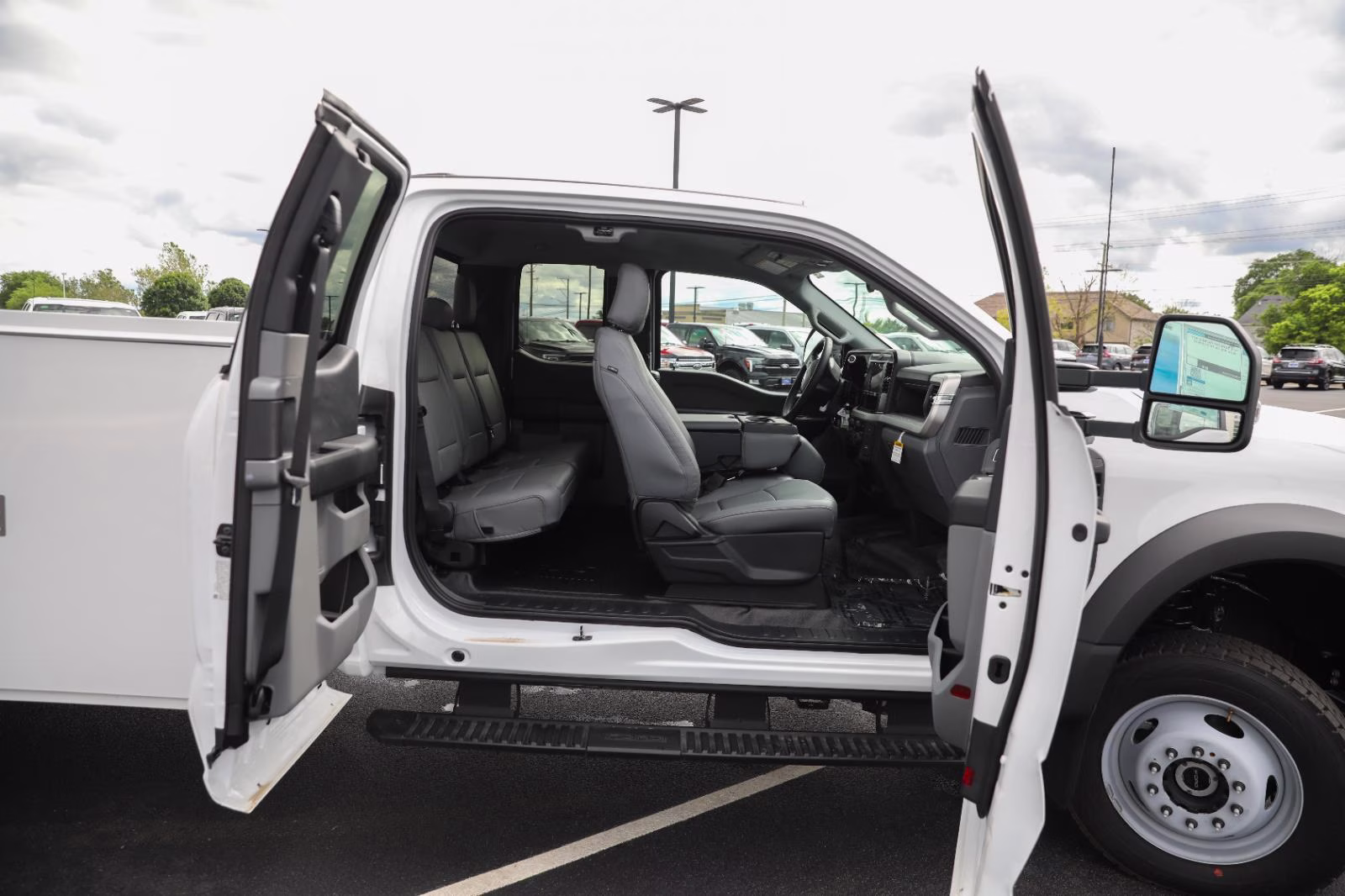 2026 Oxford White Ford Super Duty F-550 DRW XL 4X4 Truck