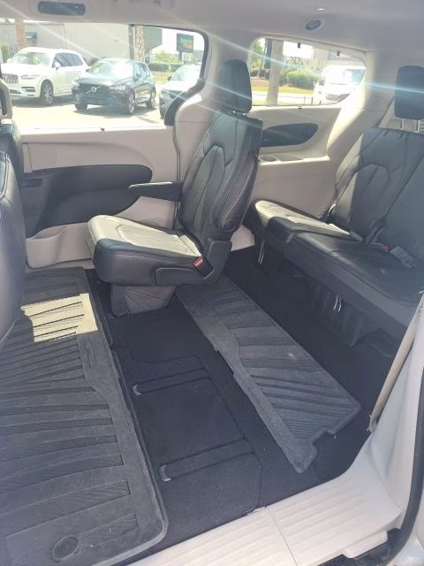 2018 Bright White Clearcoat Chrysler Pacifica Touring L FWD Van
