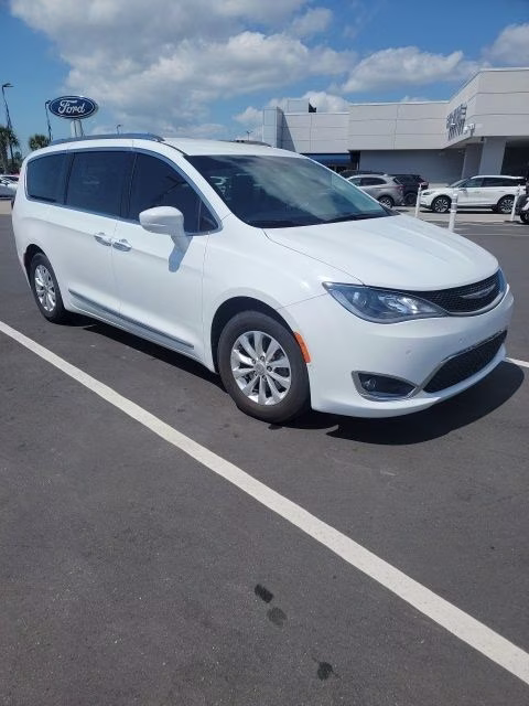 2018 Bright White Clearcoat Chrysler Pacifica Touring L FWD Van