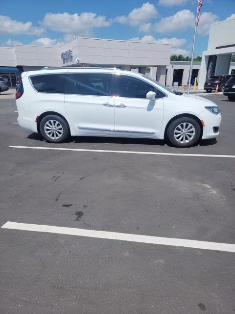2018 Bright White Clearcoat Chrysler Pacifica Touring L FWD Van
