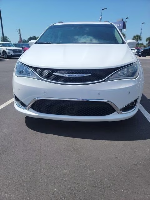 2018 Bright White Clearcoat Chrysler Pacifica Touring L FWD Van