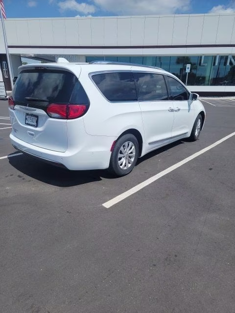 2018 Bright White Clearcoat Chrysler Pacifica Touring L FWD Van