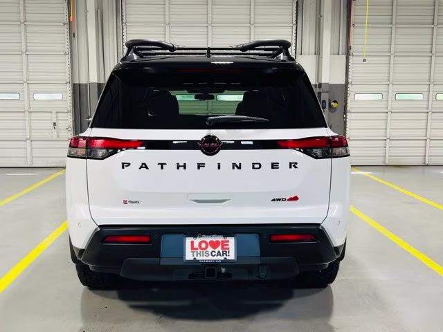 2026 Everest White Pearl/Black Nissan Pathfinder Rock Creek 4X4 SUV