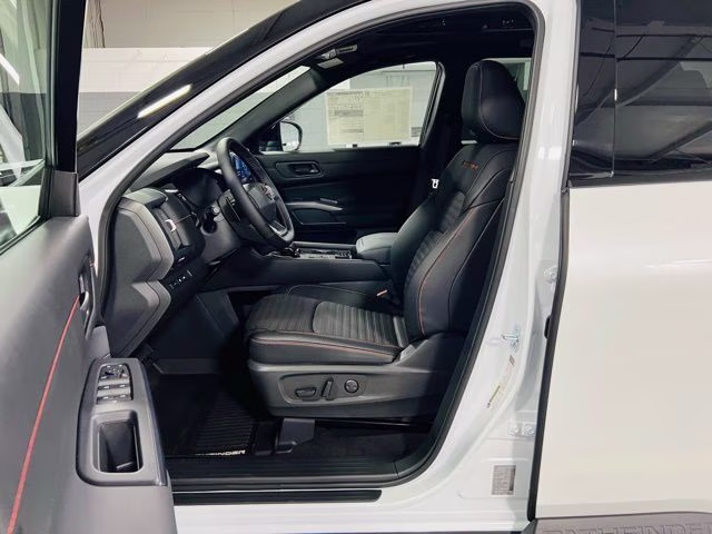 2026 Everest White Pearl/Black Nissan Pathfinder Rock Creek 4X4 SUV