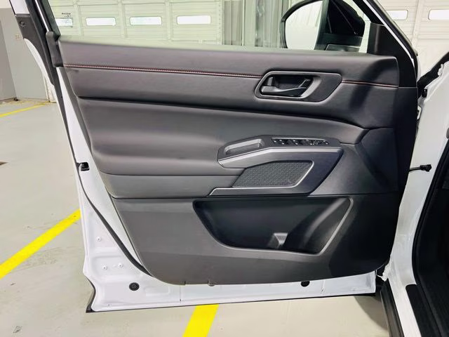 2026 Everest White Pearl/Black Nissan Pathfinder Rock Creek 4X4 SUV