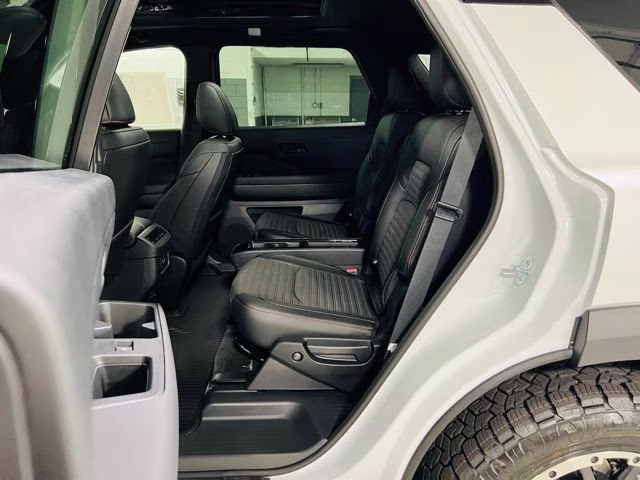 2026 Everest White Pearl/Black Nissan Pathfinder Rock Creek 4X4 SUV