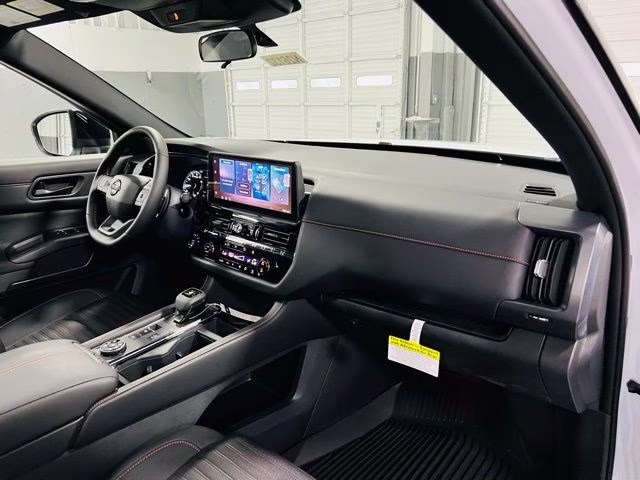 2026 Everest White Pearl/Black Nissan Pathfinder Rock Creek 4X4 SUV