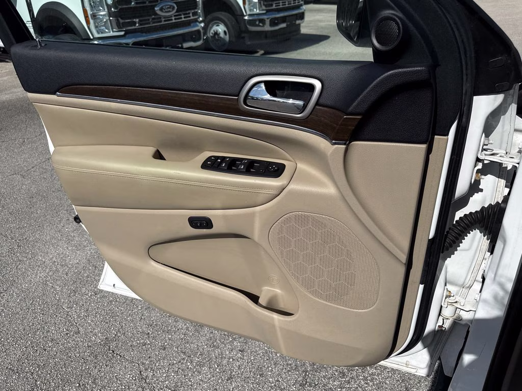 2016 Bright White Clearcoat Jeep Grand Cherokee Limited RWD SUV