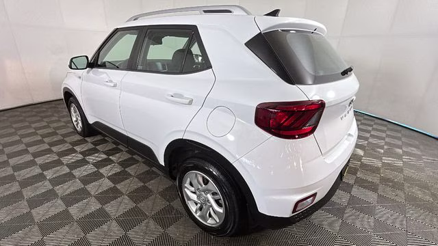 2020 Ceramic White Hyundai Venue SEL FWD SUV