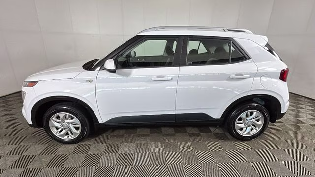 2020 Ceramic White Hyundai Venue SEL FWD SUV