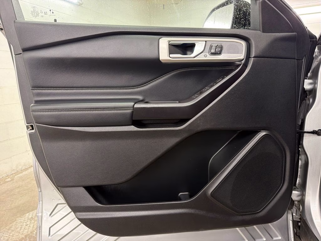 2020 Iconic Silver Metallic Ford Explorer Limited RWD SUV