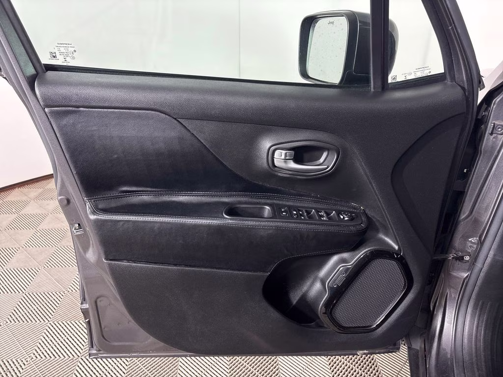 2016 Granite Crystal Metallic Clearcoat Jeep Renegade Latitude 4X4 SUV