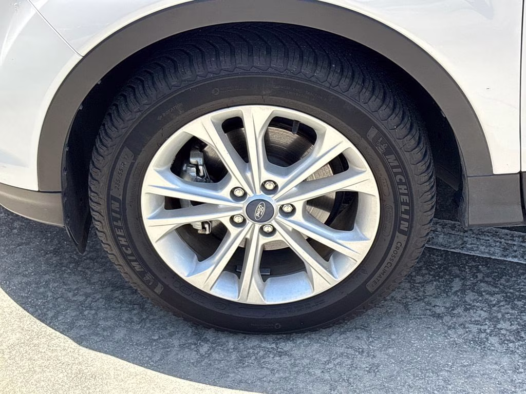 2019 White Platinum Clearcoat Metallic Ford Escape SEL FWD SUV