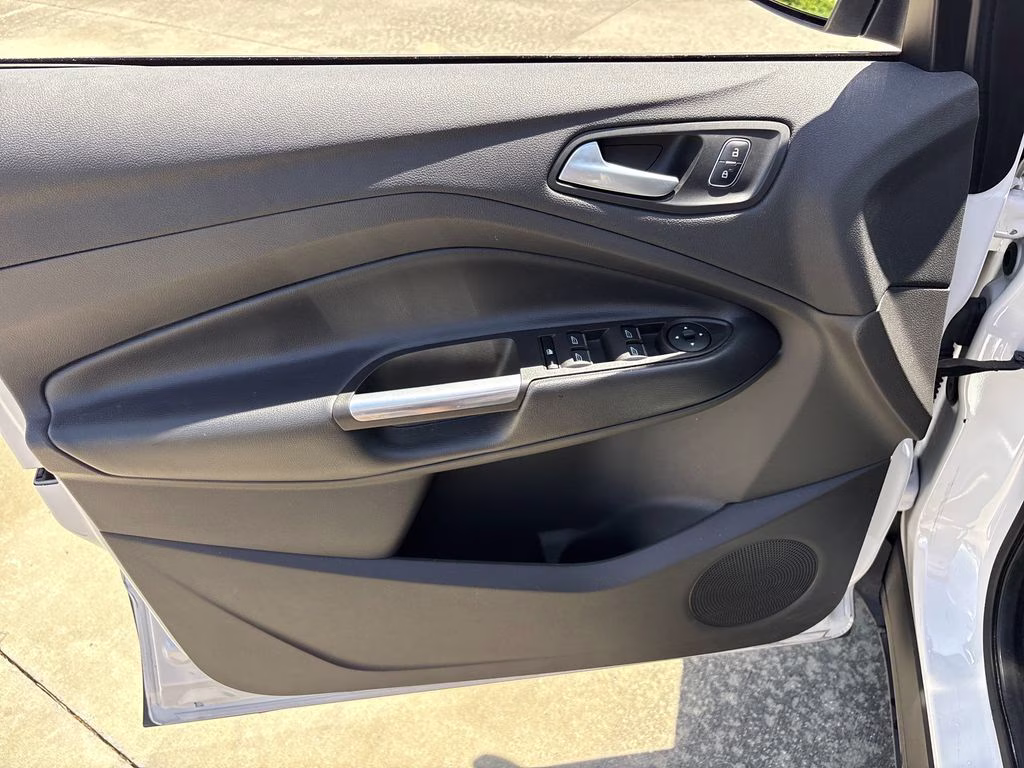 2019 White Platinum Clearcoat Metallic Ford Escape SEL FWD SUV