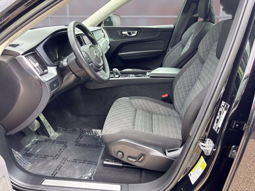 2023 Onyx Black Metallic Volvo XC60 B5 Core AWD SUV