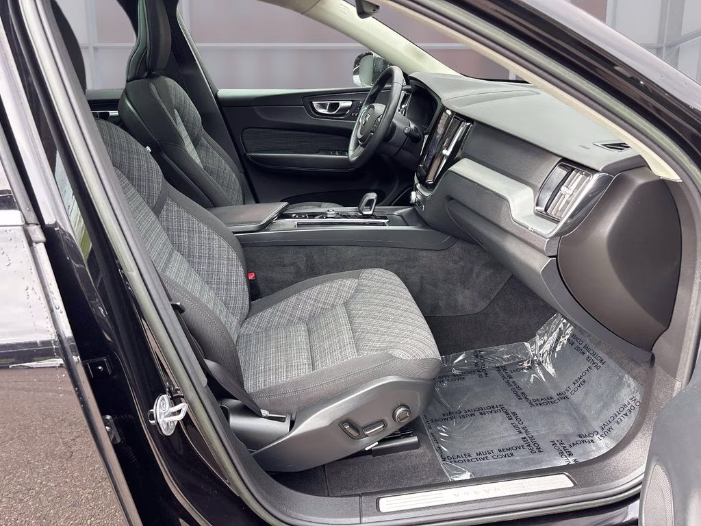 2023 Onyx Black Metallic Volvo XC60 B5 Core AWD SUV
