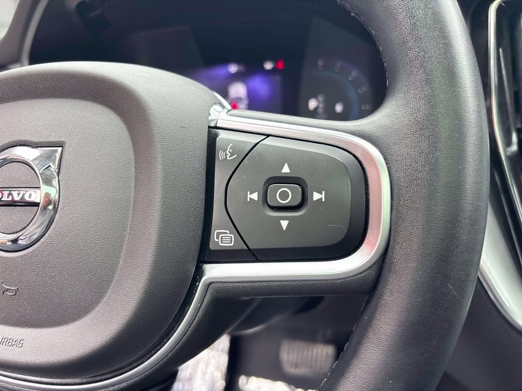 2023 Onyx Black Metallic Volvo XC60 B5 Core AWD SUV