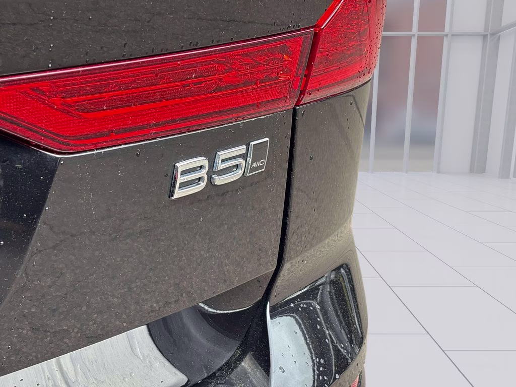 2023 Onyx Black Metallic Volvo XC60 B5 Core AWD SUV