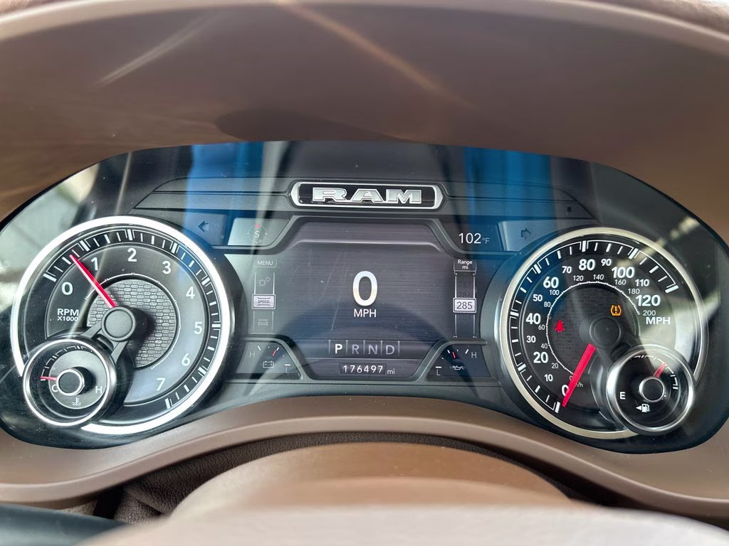 2019 Diamond Black Crystal Pearlcoat Ram 1500 Laramie 4X4 Truck