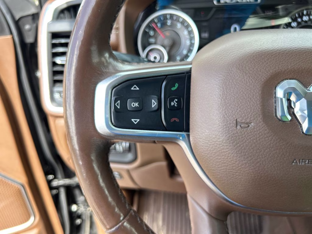 2019 Diamond Black Crystal Pearlcoat Ram 1500 Laramie 4X4 Truck